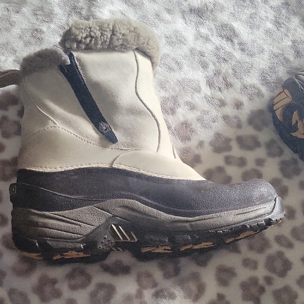 The North Face Beige and Black Snow Boots - Picture 4 of 7